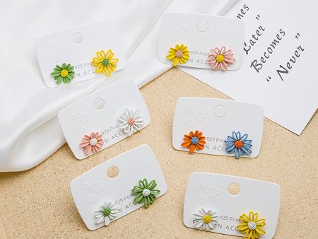 Wholesale Asymmetric Daisy Flower Alloy Earrings Online